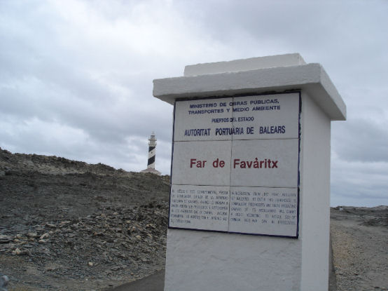 Cartello all'ingresso del faro di Favaritx Cartello all'ingresso del faro di Favaritx